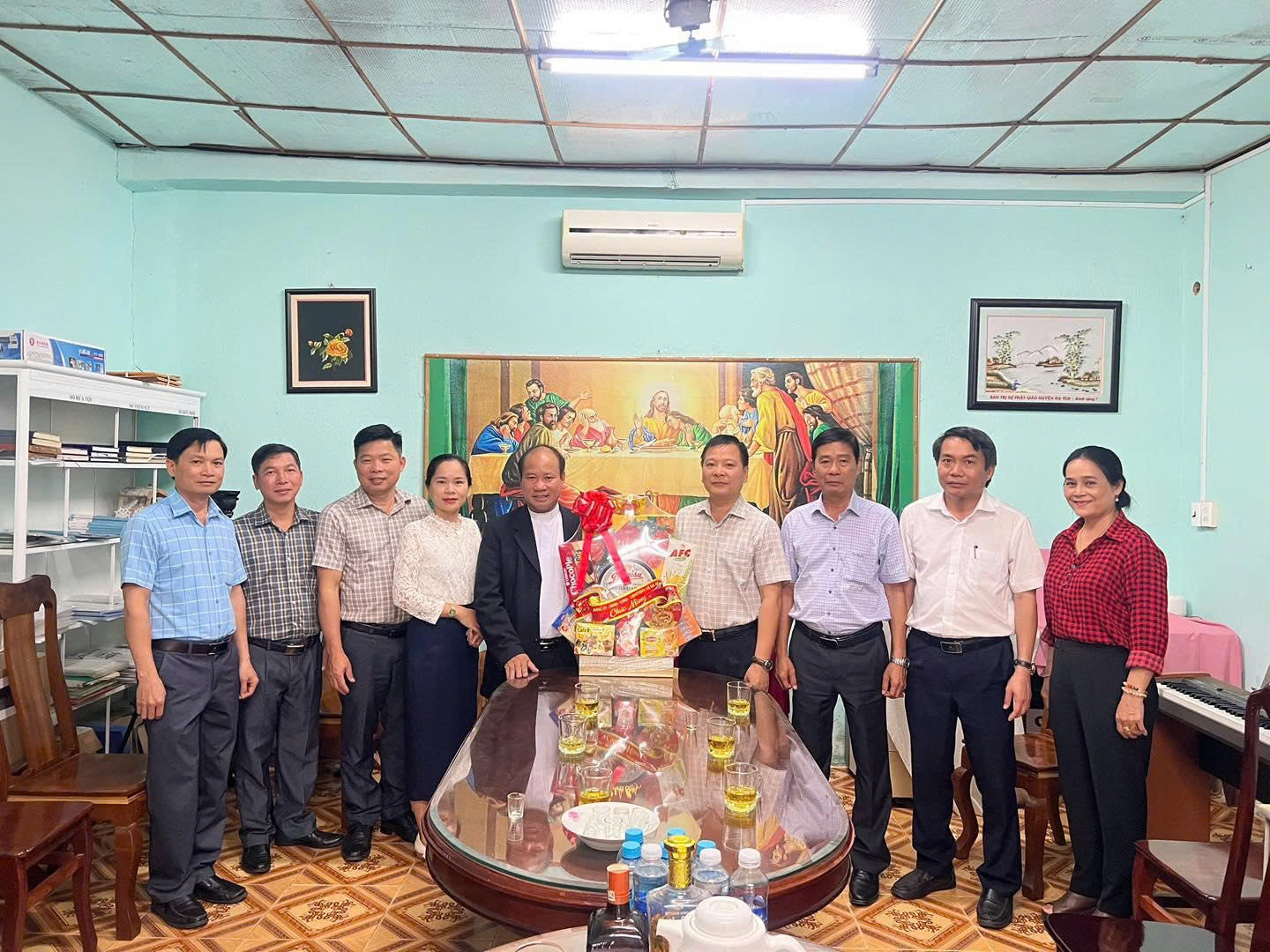 Lãnh đạo xã Đạ Tẻh thăm, chúc mừng Giáng sinh tại Giáo xứ Đạ Tẻh.