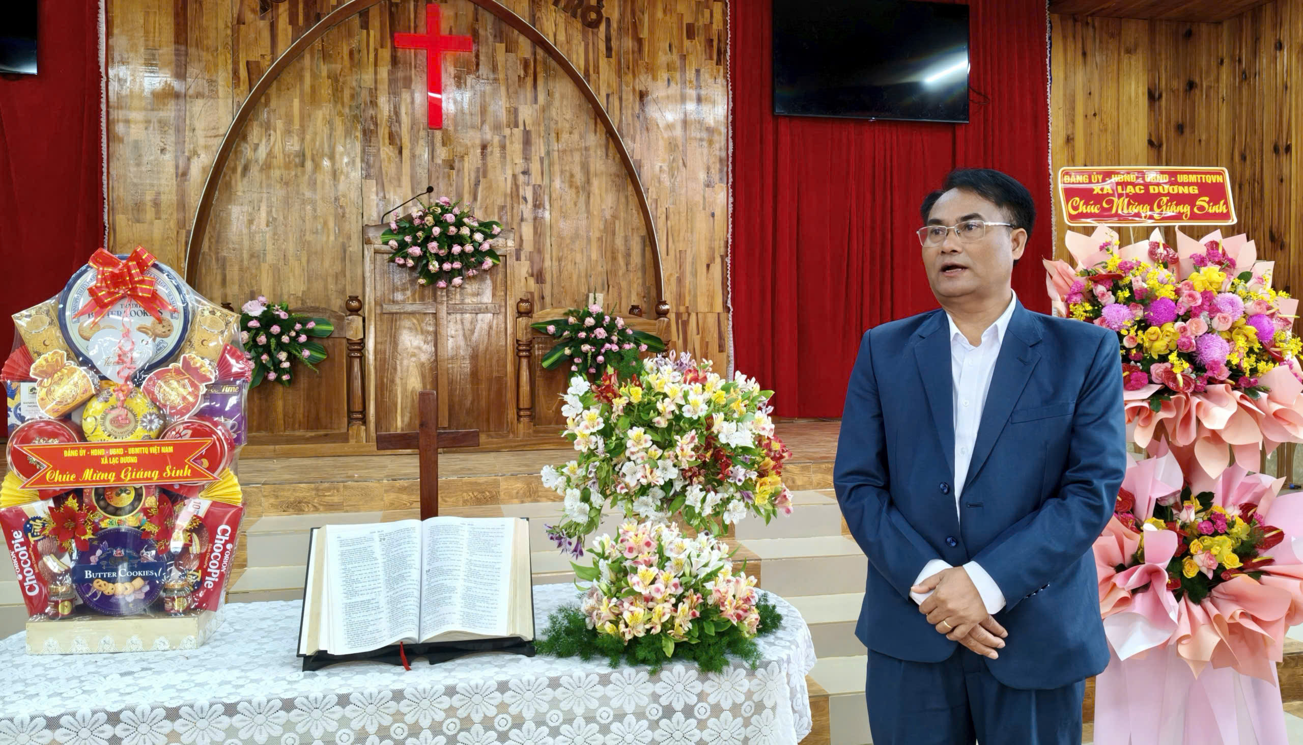 Đồng chí Ya TiÔng Bí thư Đảng ủy xã đã ân cần thăm hỏi và chúc mừng các chức sắc cùng bà con giáo dân đón một mùa Giáng sinh vui vẻ, đầm ấm, an lành, hạnh phúc