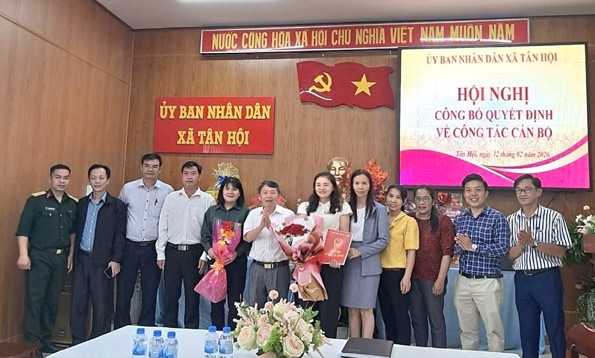 UBND xã Tân Hội công bố quyết định công tác cán bộ