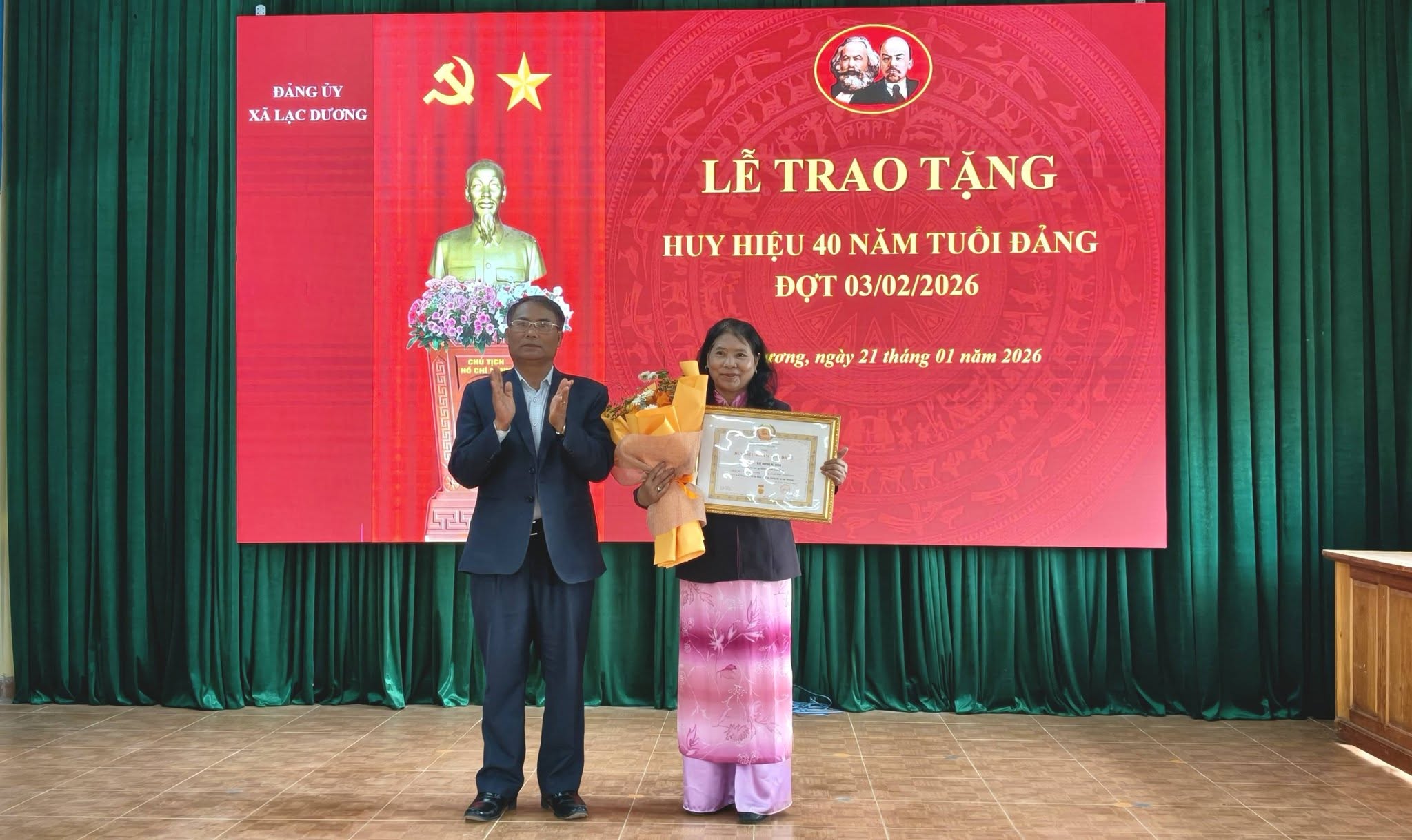 Đảng ủy xã Lạc Dương tổ chức trao tặng Huy hiệu Đảng đợt 3/2.