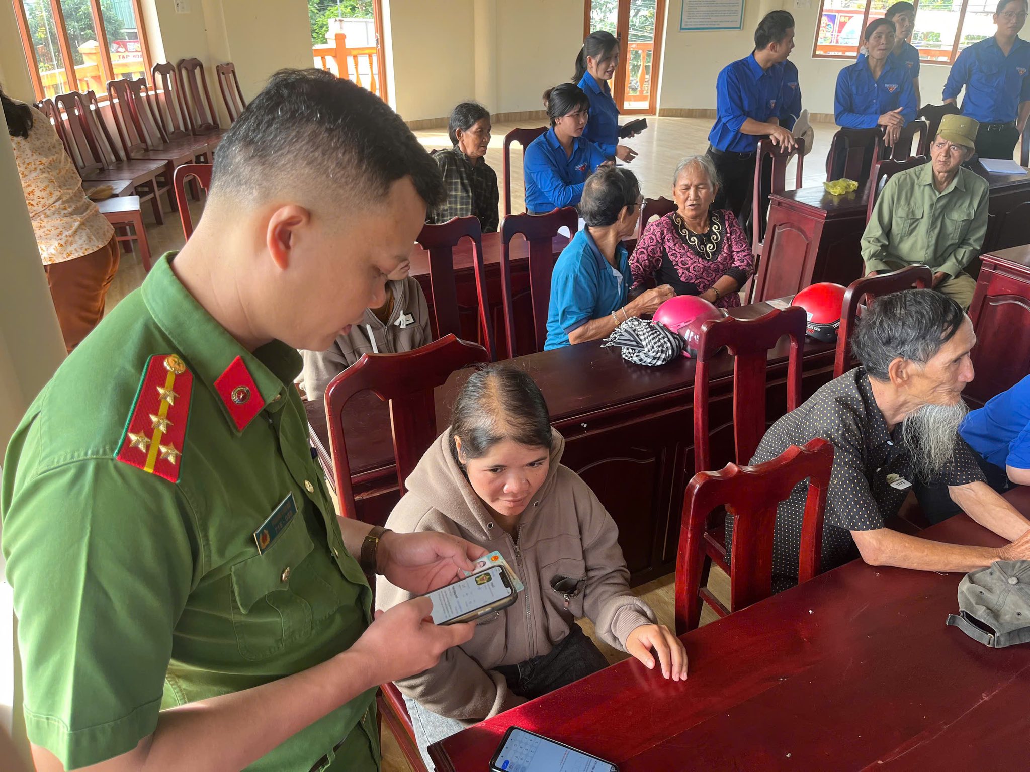 Đoàn thanh niên xã Cát Tiên 3 tổ chức ra quân hỗ trợ người dân thực hiện dịch vụ công trực tuyến
