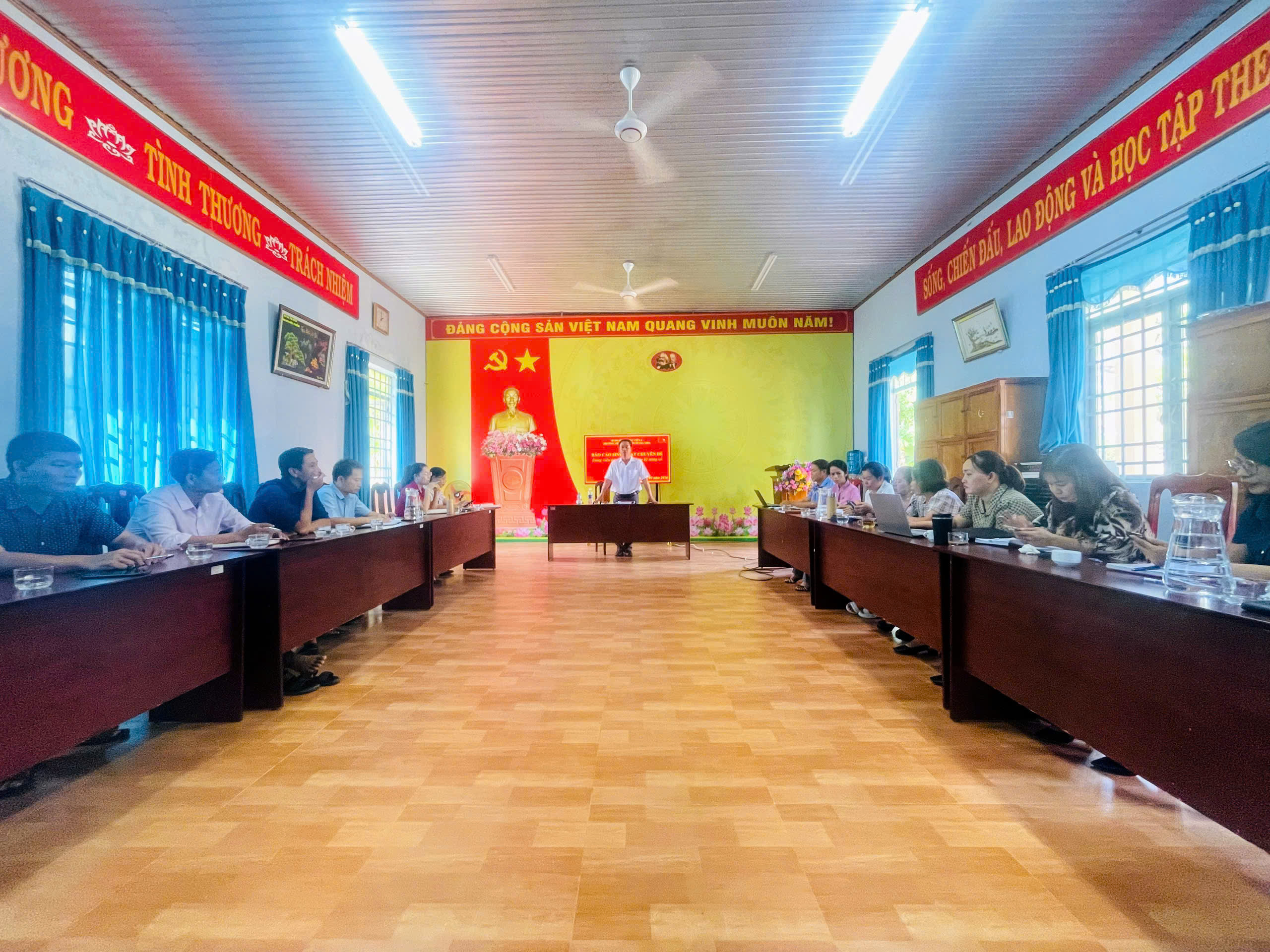 Chi bộ Trường THCS Gia Viễn: Đảng viên tiên phong học tập kỹ năng số