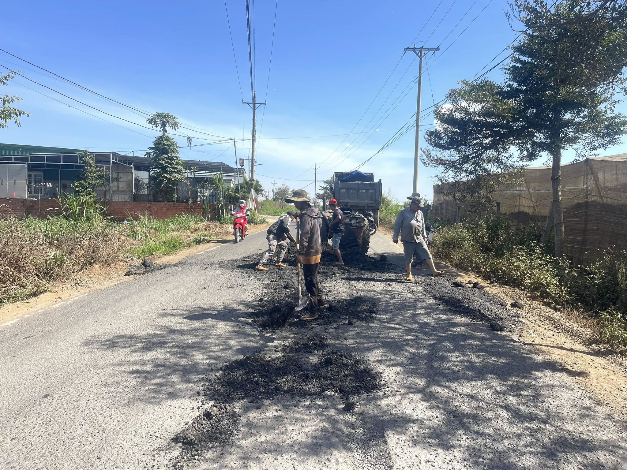 UBND xã Tân Hội đã huy động nguồn lực từ các doanh nghiệp đóng chân trên địa bàn xã thực hiện di tu sửa chữa tạm thời một số đoạn đường giao thông quan trọng trên địa bàn