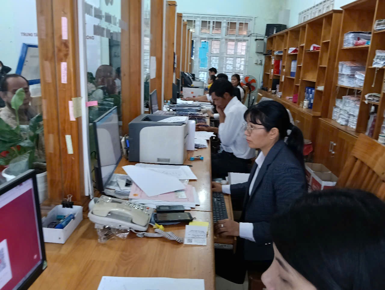 HỖ TRỢ NGƯỜI DÂN SỬ DỤNG DỊCH VỤ CÔNG