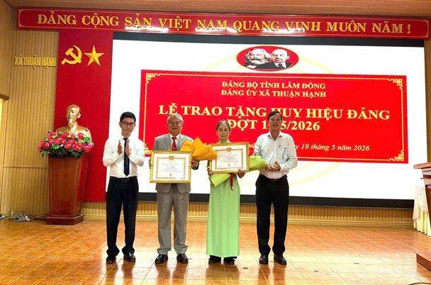 XÃ THUẬN HẠNH: TỔ CHỨC LỄ TRAO TẶNG HUY HIỆU ĐẢNG ĐỢT 19/5/2026