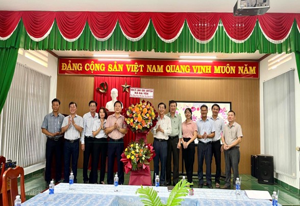Lãnh đạo xã Đạ Tẻh thăm, chúc mừng các cơ sở giáo dục nhân Ngày Nhà giáo Việt Nam 20/11/2025.