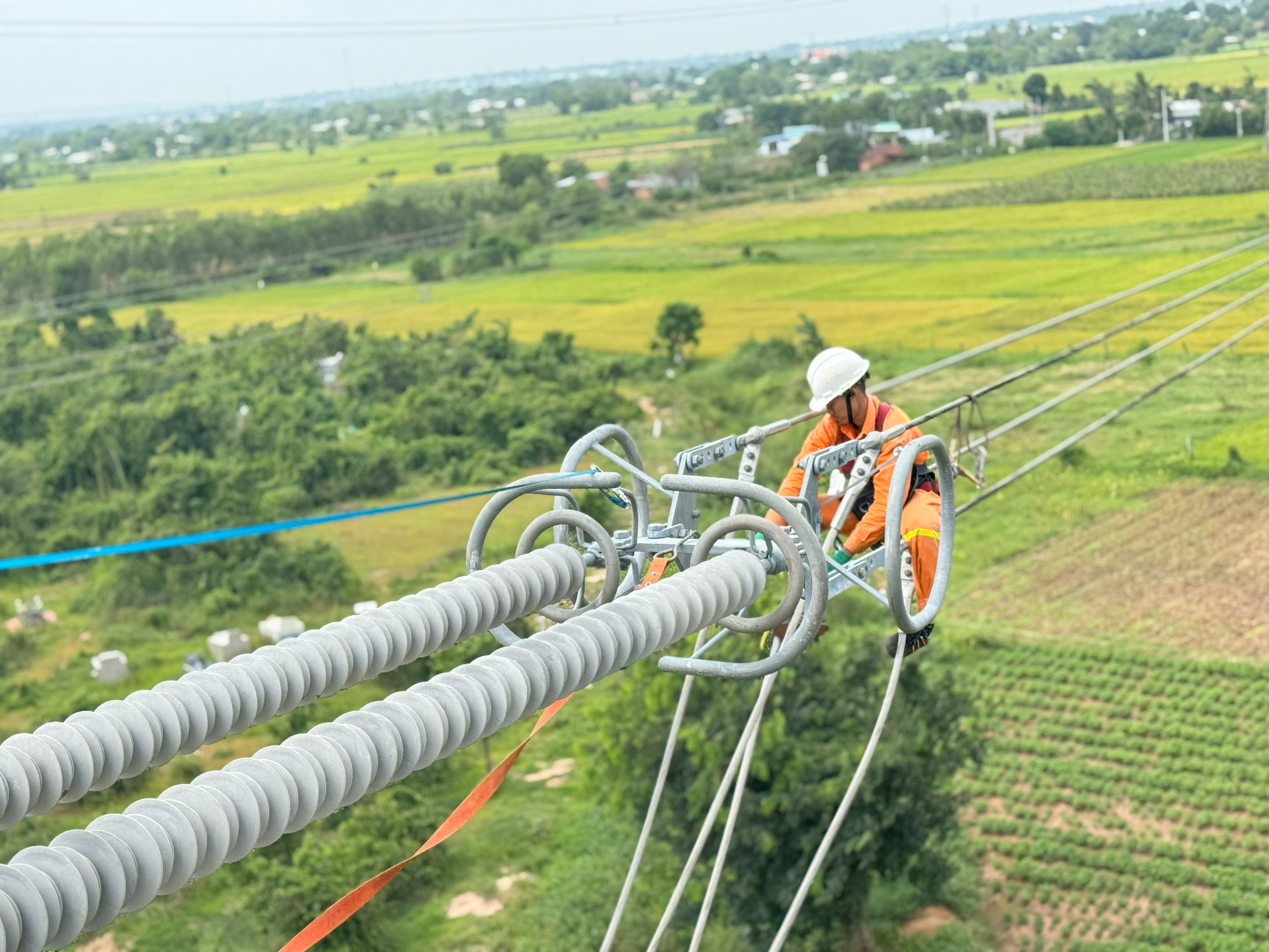 HOÀN THÀNH BẢO DƯỠNG ĐƯỜNG DÂY 500KV TRỌNG ĐIỂM GIỮA MÙA CAO ĐIỂM NẮNG NÓNG