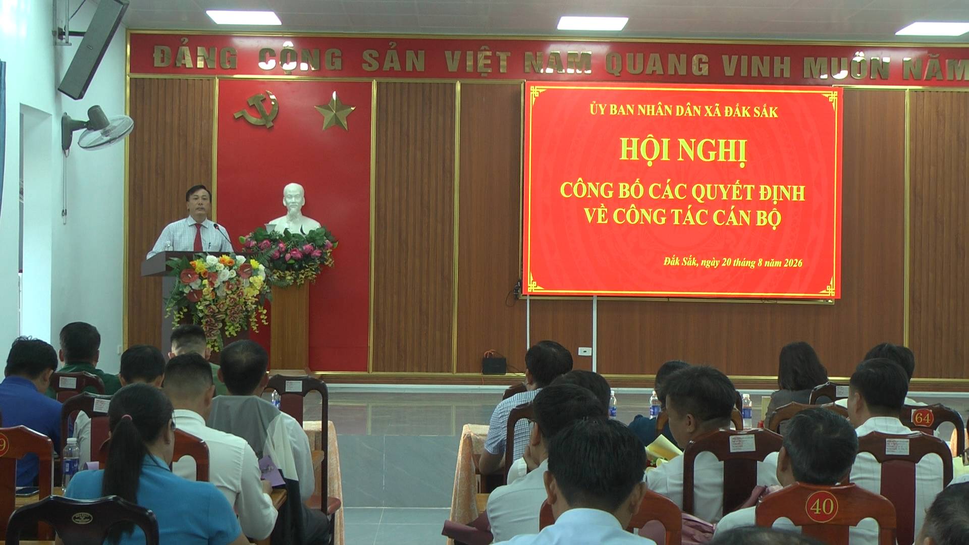 ĐẮK SẮK CÔNG BỐ, TRAO QUYẾT ĐỊNH VỀ CÔNG TÁC CÁN BỘ