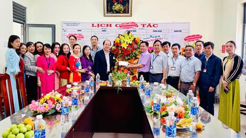 LÃNH ĐẠO HUYỆN ỦY THĂM VÀ CHÚC MỪNG NGÀY NHÀ GIÁO VIỆT NAM 20/11 CÁC CƠ SỞ GIÁO DỤC