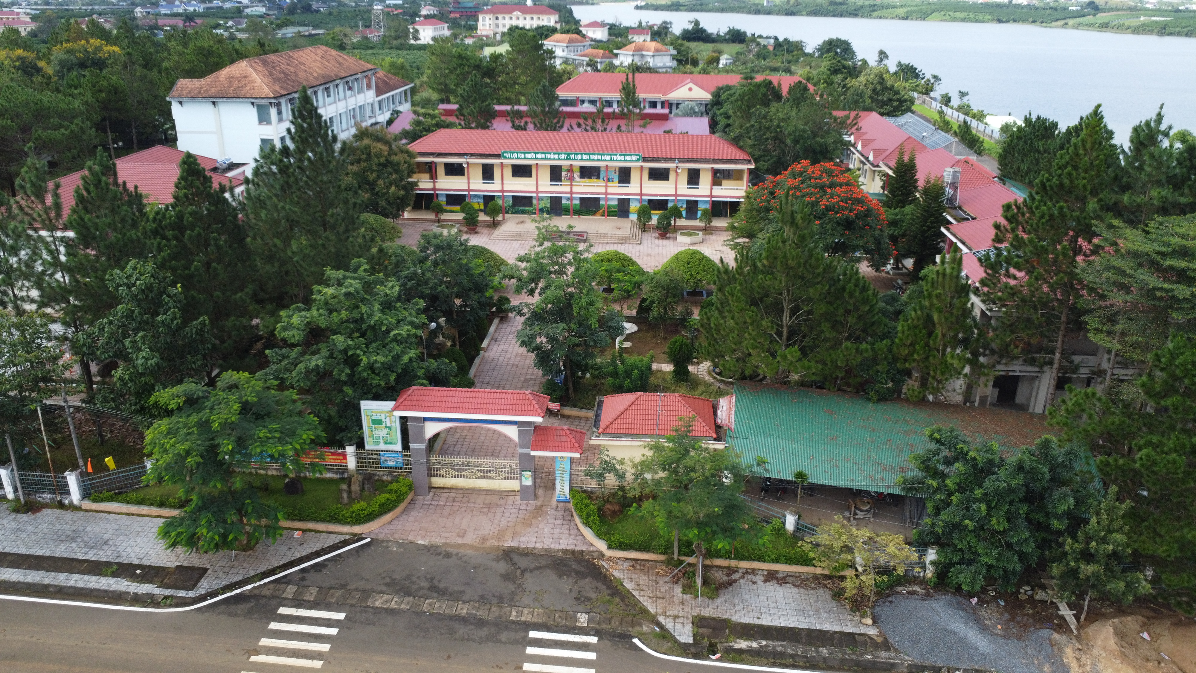 CƠ SỞ VẬT CHẤT TRƯỜNG PTDTNT