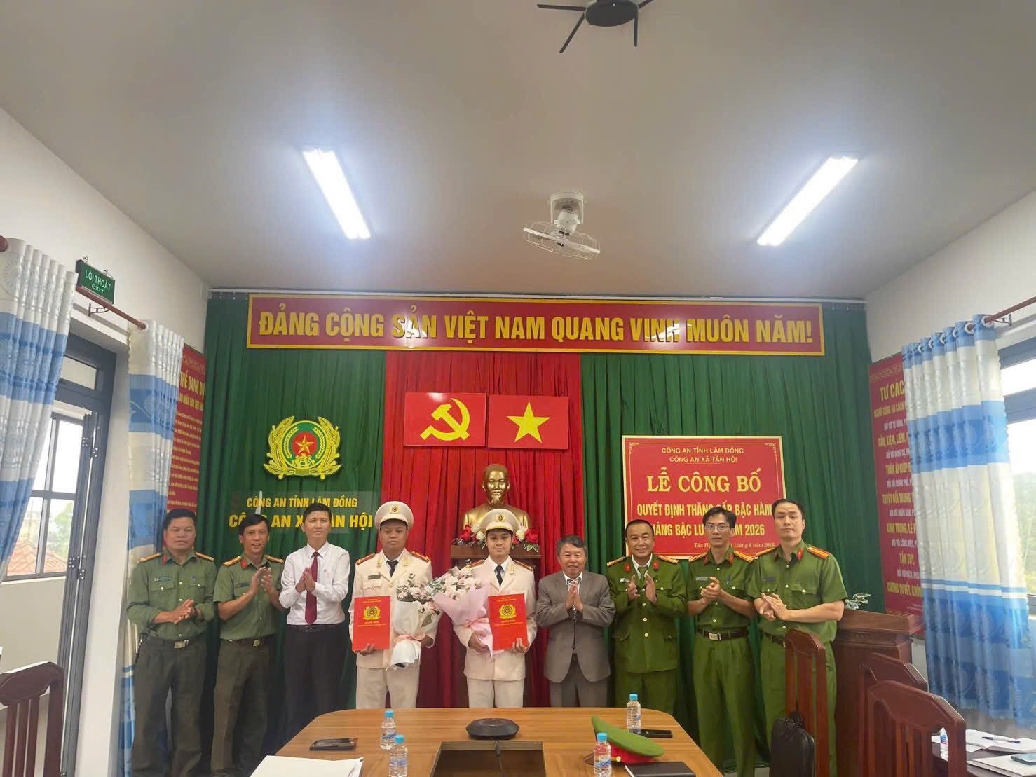 Công an xã Tân Hội tổ chức Lễ công bố Quyết định về việc thăng cấp bậc hàm, nâng bậc lương năm 2026 đối với các đồng chí cán bộ, chiến sĩ đến niên hạn