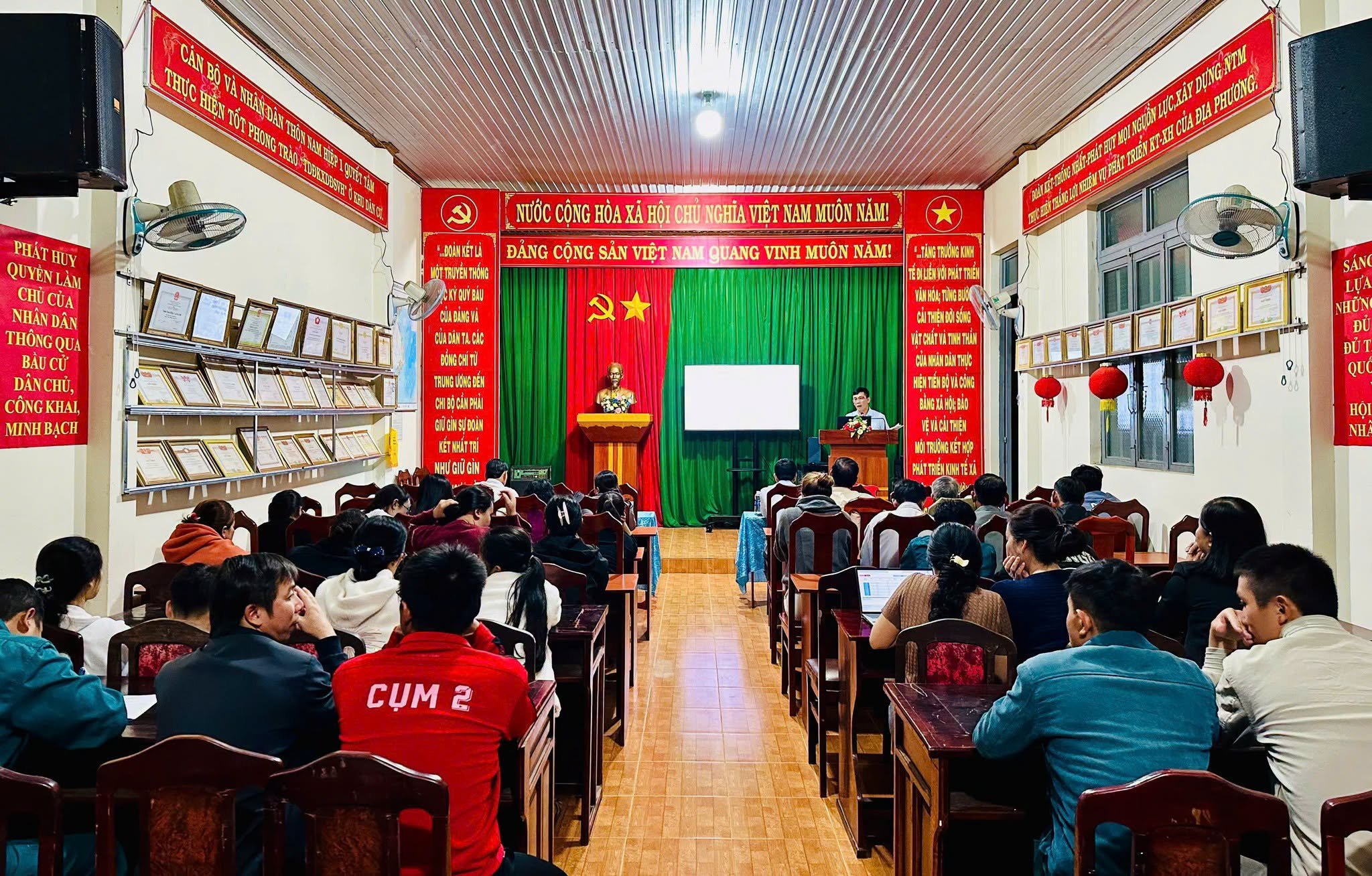 UBND XÃ KA ĐÔ TẬP HUẤN KỸ NĂNG SỐ CHO TỔ CÔNG NGHỆ SỐ CỘNG ĐỒNG TẠI THÔN NAM HIỆP 1