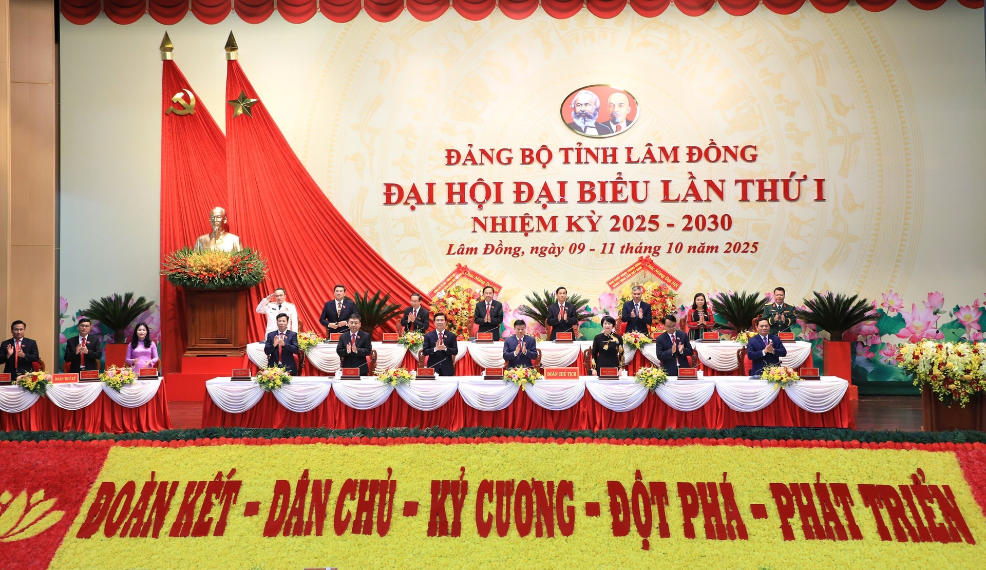 Đại hội Đảng bộ tỉnh Lâm Đồng quyên góp hơn 27 tỉ giúp người dân vùng lũ