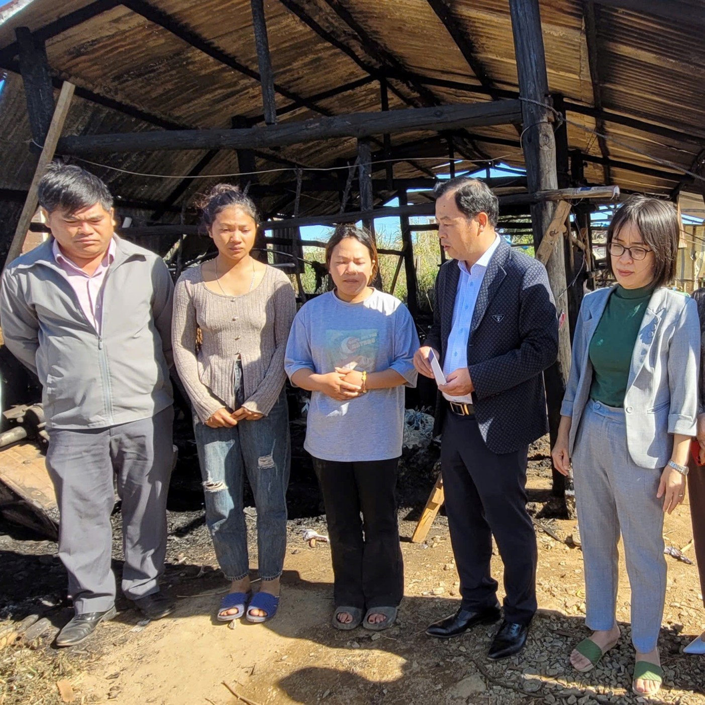 QUẢNG LẬP TRAO HỖ TRỢ CHO 2 HỘ GIA ĐÌNH CÓ NHÀ BỊ CHÁY