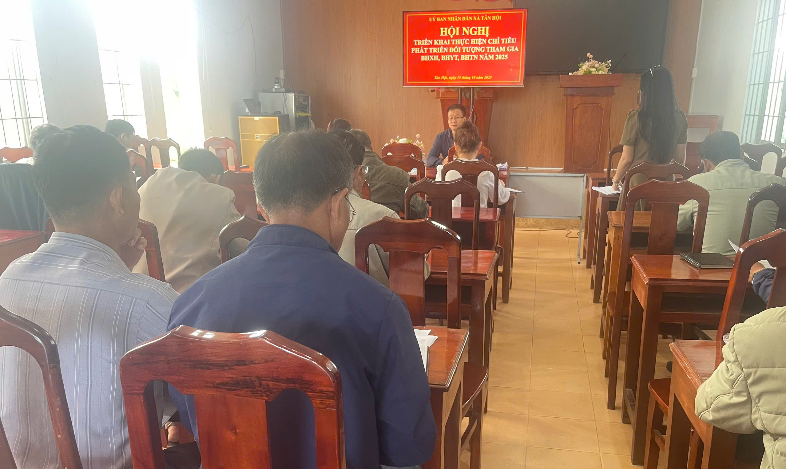 THƯỜNG TRỰC ỦY BAN NHÂN DÂN XÃ LÀM VIỆC VỚI BAN CHỈ ĐẠO THỰC HIỆN CHÍNH SÁCH BẢO HIỂM XÃ HỘI, BẢO HIỂM Y TẾ, BẢO HIỂM THẤT NGHIỆP XÃ TÂN HỘI 