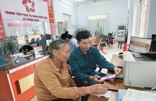 ẤM ÁP HÌNH ẢNH CHIẾN SĨ DÂN QUÂN TỰ VỆ XÃ THUẬN HẠNH HƯỚNG DẪN NGƯỜI DÂN THỰC HIỆN THỦ TỤC HÀNH CHÍNH ĐIỆN TỬ