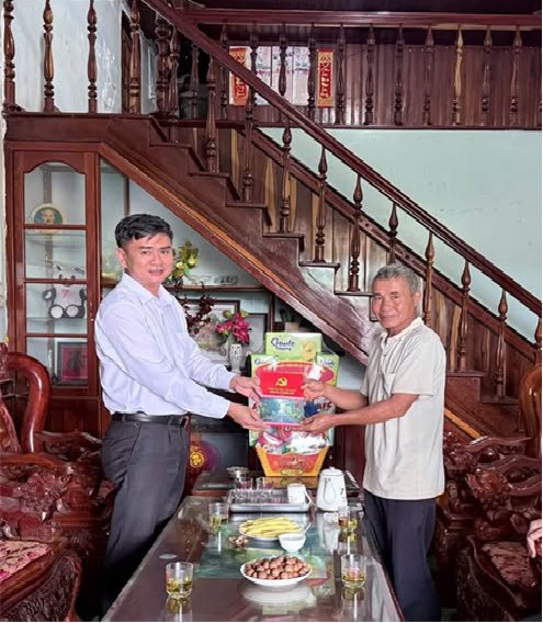 Phó Bí thư Thường trực Đảng ủy xã Quảng Trực thăm hỏi, tặng quà các gia đình chính sách