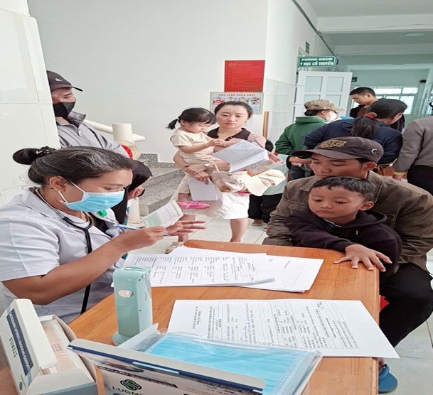 QUẢNG LẬP ĐẨY MẠNH CẢI CÁCH HÀNH CHÍNH   TRONG KHÁM, CHỮA BỆNH BẢO HIỂM Y TẾ