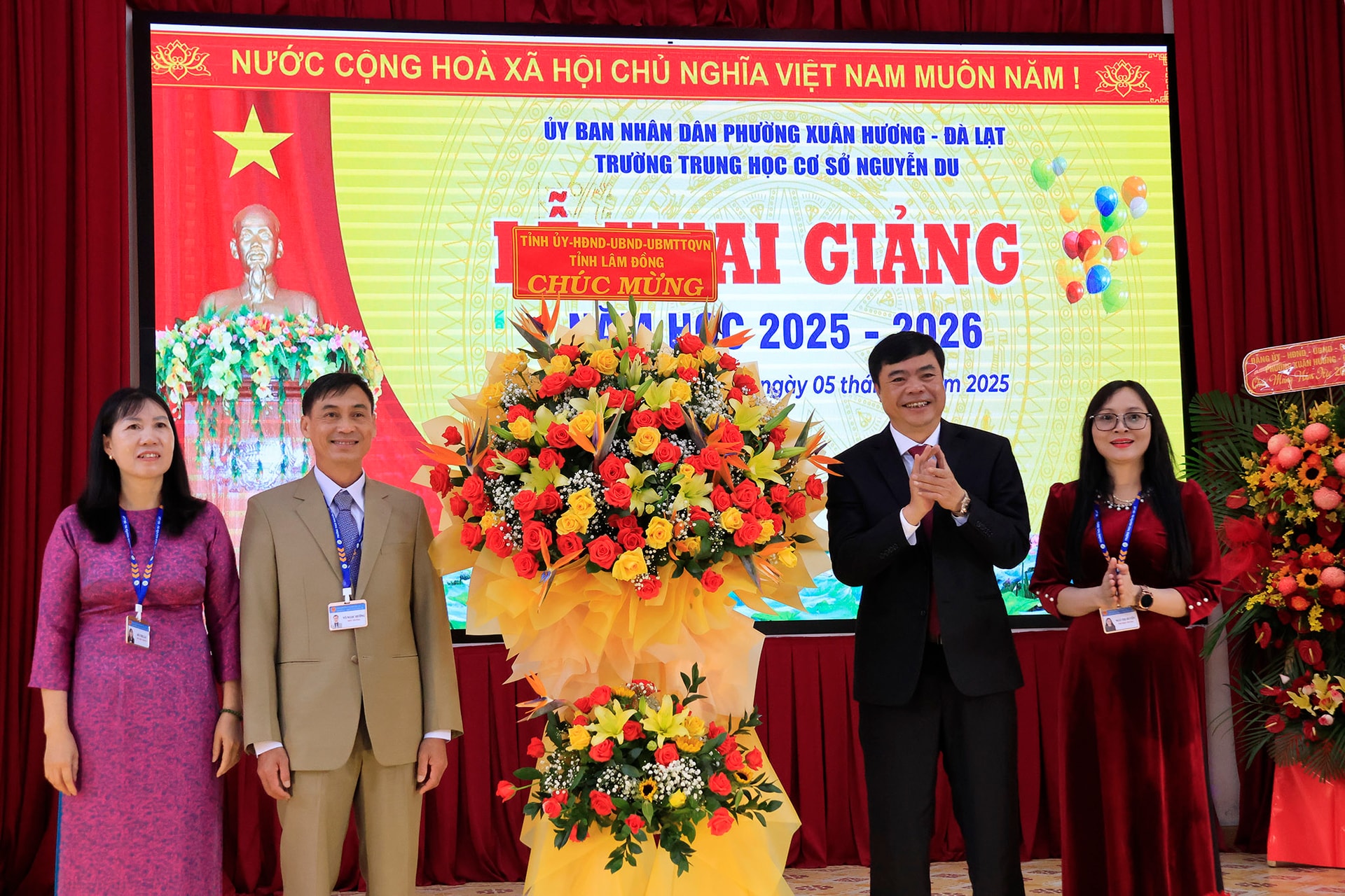 Lãnh đạo tỉnh Lâm Đồng dự, chung vui khai giảng năm học 2025 - 2026