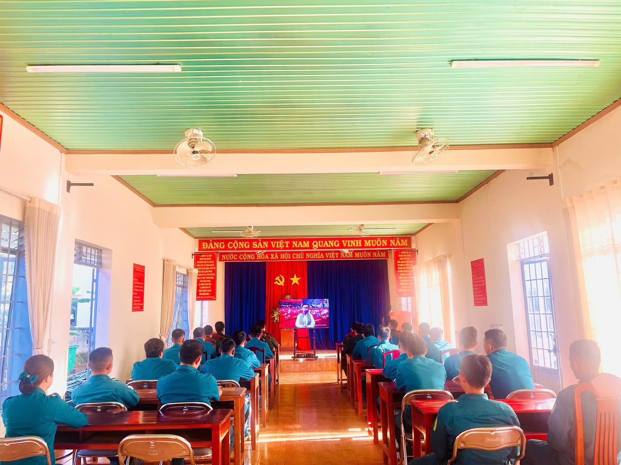 Ban CHQS xã Tân Hội đã tham gia theo dõi truyền hình trực tiếp Lễ viếng, truy điệu và an táng 731 hài cốt liệt sĩ hy sinh trong cuộc Tổng tiến công và nổi dậy Xuân Mậu Thân 1968, được tìm kiếm, quy tập tại Công viên Lê Thị Riêng, Thành phố Hồ Chí Minh