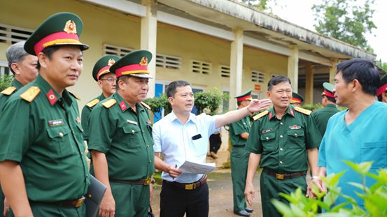 Đoàn công tác Quân khu 7 thăm, kiểm tra, động viên lực lượng thi công Trường nội trú liên cấp tại xã Quảng Trực