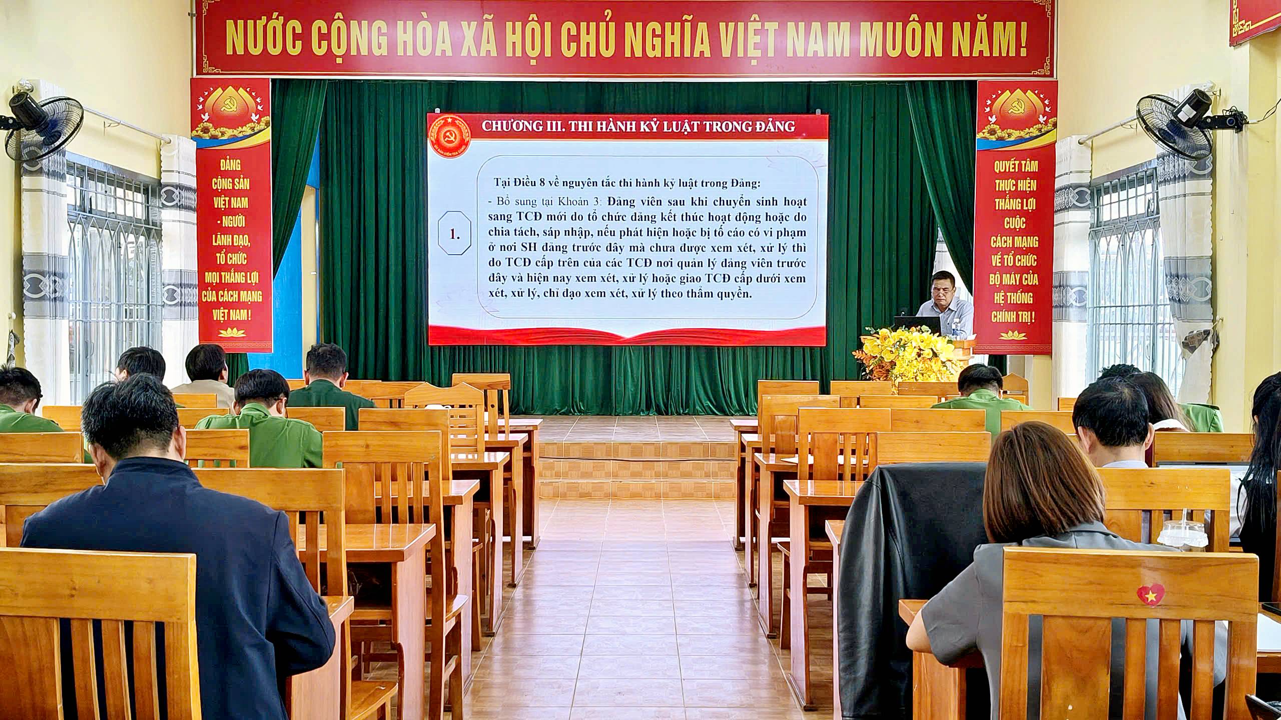 Đảng ủy xã Lạc Dương tổ chức quán triệt Nghị quyết Hội nghị lần thứ hai Ban Chấp hành Trung ương Đảng khóa XIV.