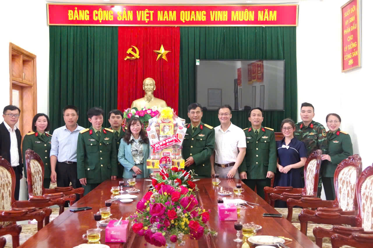 ĐẢNG ỦY - HĐND - UBND - UBMTTQVN XÃ TÂN HỘI THĂM VÀ TẶNG QUÀ HỌC VIỆN LỤC QUÂN VÀ KHO K899 