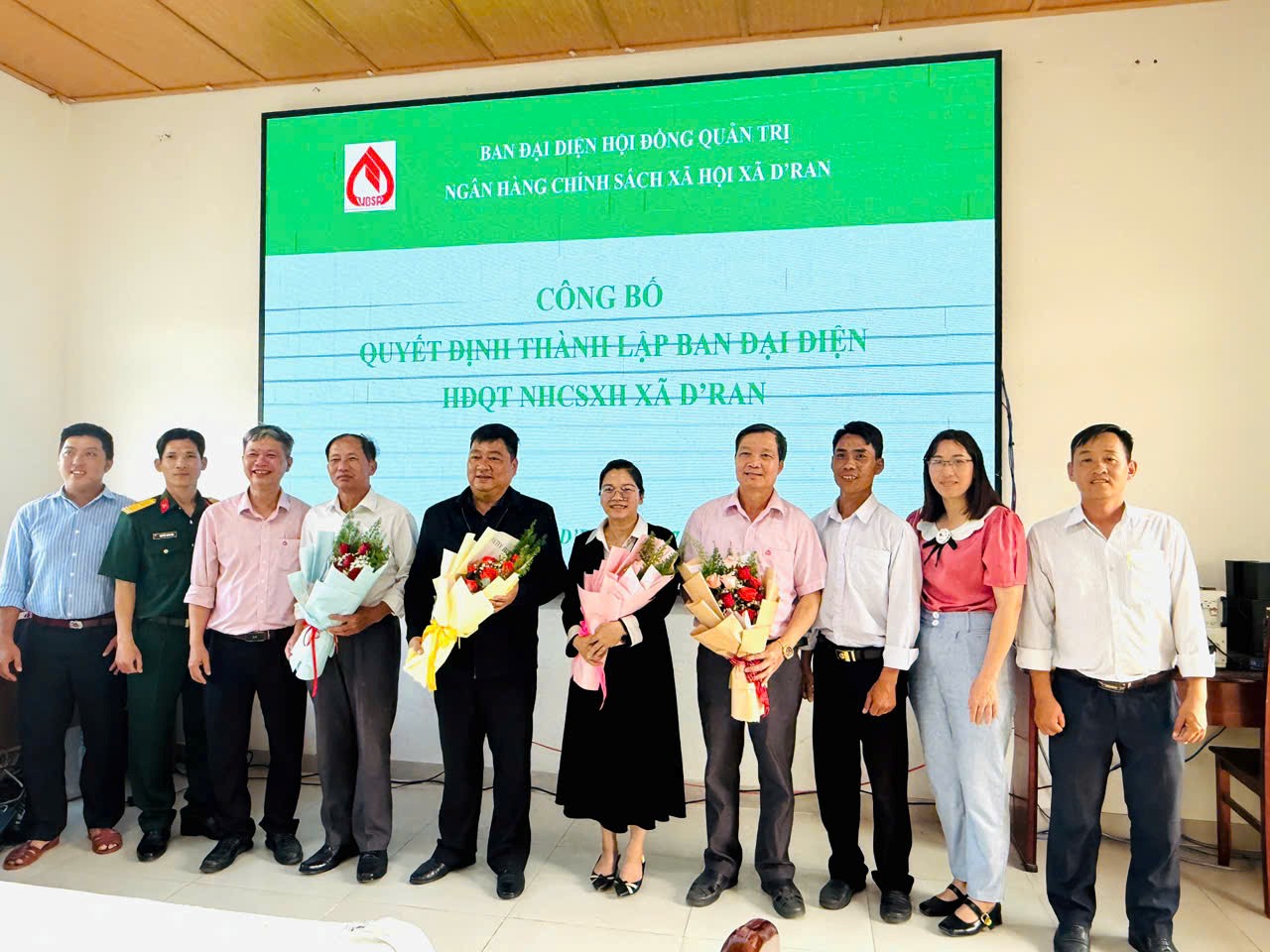 ỦY BAN NHÂN DÂN XÃ D’RAN CÔNG BỐ QUYẾT ĐỊNH THÀNH LẬP  BAN ĐẠI DIỆN HĐQT NGÂN HÀNG CHÍNH SÁCH XÃ HỘI