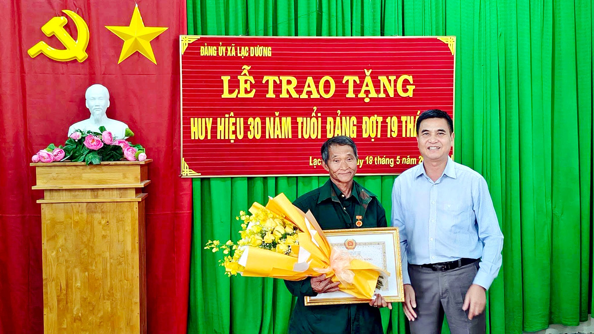 Xã Lạc Dương trao tặng Huy hiệu Đảng đợt 19/5/2026