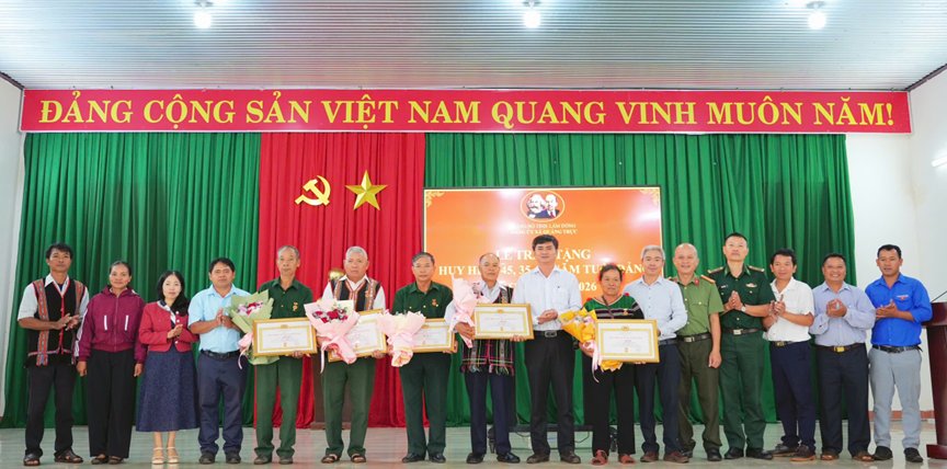 Đảng ủy xã Quảng Trực trao tặng Huy hiệu Đảng đợt 2/9 cho 5 đảng viên