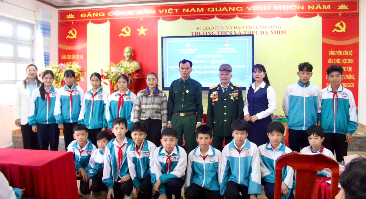 Lạc Dương: Liên đội Trường THCS&THPT Đạ Nhim phối hợp tổ chức tọa đàm “Câu chuyện thời hoa lửa”