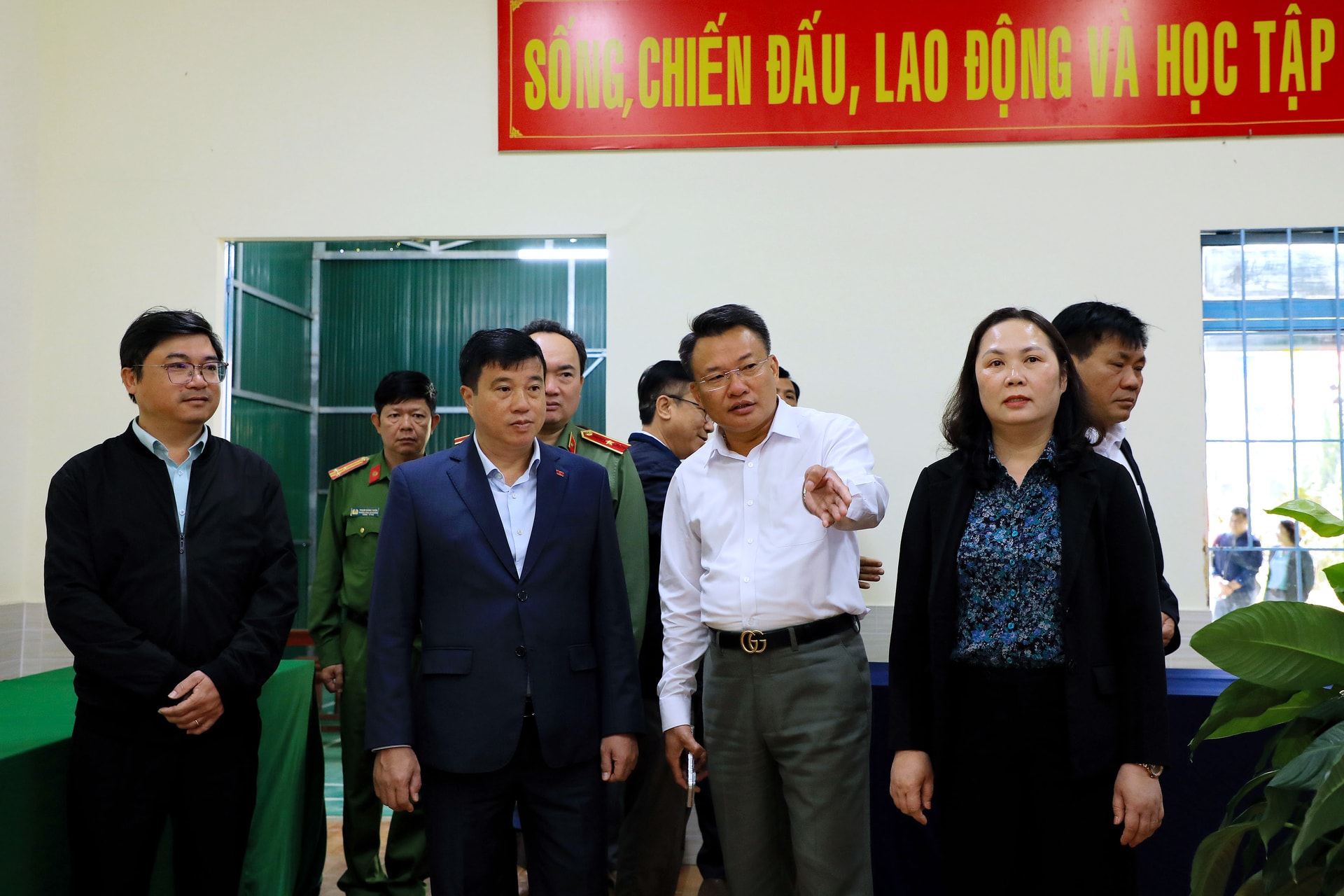 Trưởng Ban Chỉ đạo bầu cử tỉnh Lâm Đồng Y Thanh Hà Niê Kđăm kiểm tra công tác chuẩn bị bầu cử tại Đà Lạt