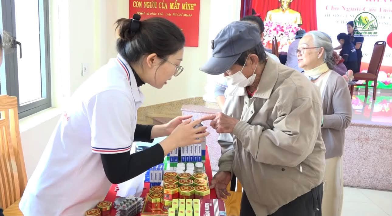 KHÁM BỆNH, CẤP THUỐC MIỄN PHÍ CHO NGƯỜI CAO TUỔI CÓ HOÀN CẢNH KHÓ KHĂN