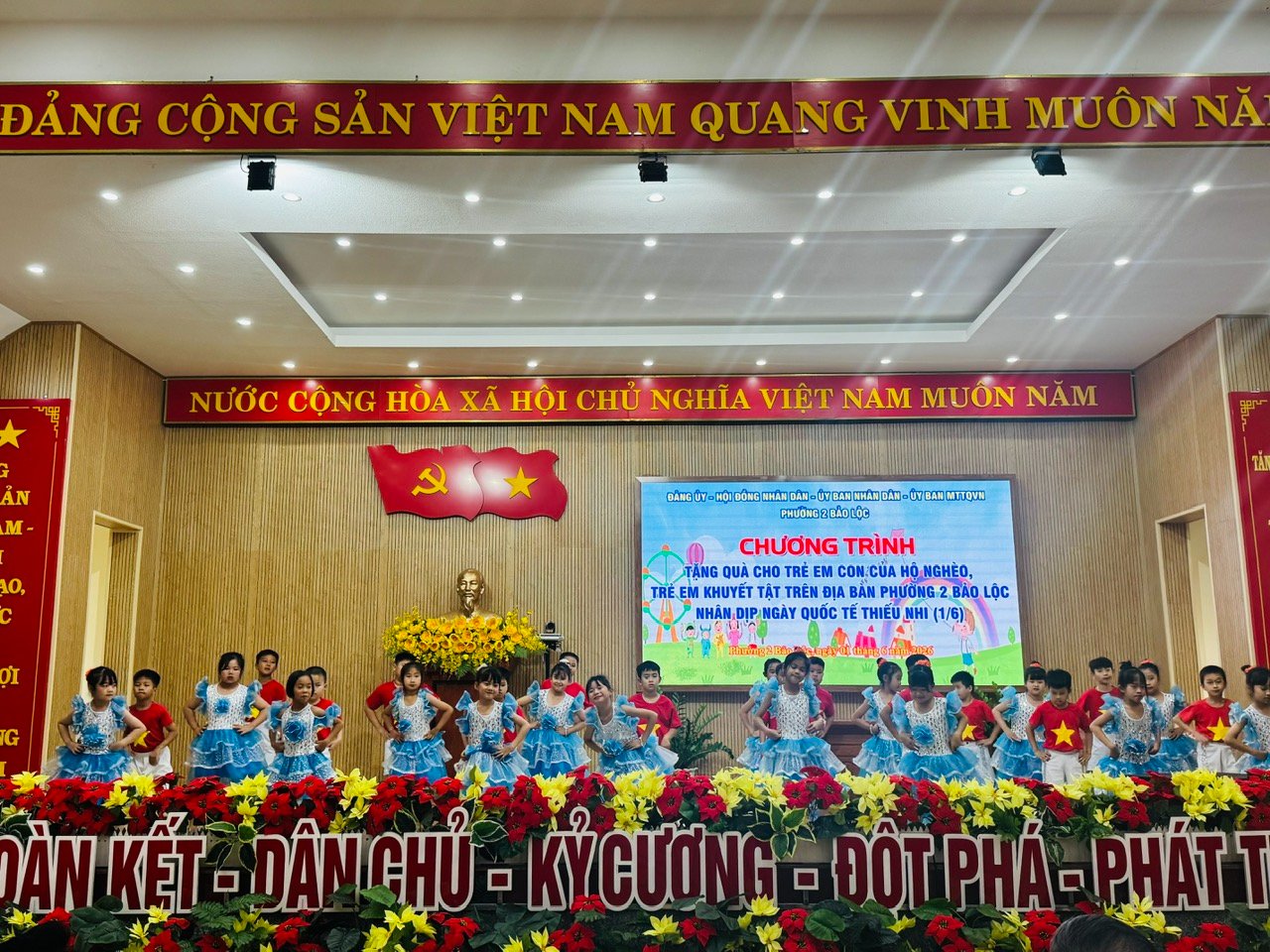 Phường 2 Bảo Lộc: Trao 86 phần quà cho trẻ em con của hộ nghèo, trẻ em có hoàn cảnh đặc biệt trên địa bàn nhân ngày Quốc tế thiếu nhi 1/6.
