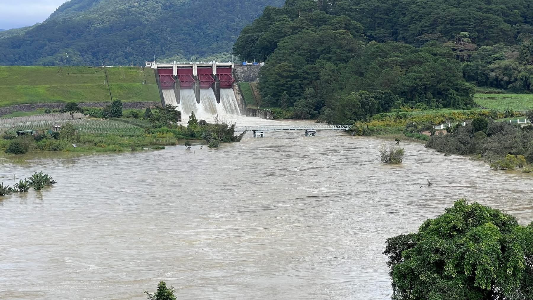 Tăng lưu lượng xã nước điều tiết, nhiều địa phương chủ động ứng phó ngập úng