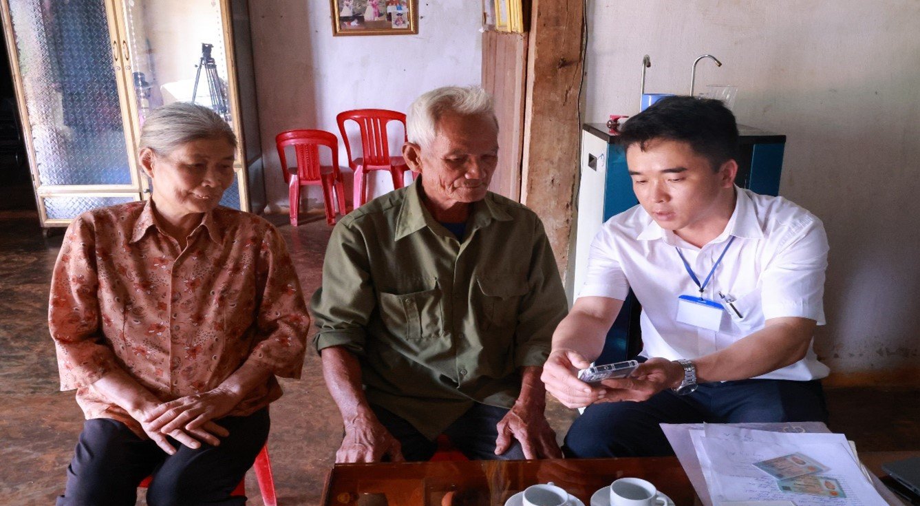 XÃ BIÊN GIỚI THUẬN HẠNH: ĐƯA KẾT QUẢ GIẢI QUYẾT THỦ TỤC HÀNH CHÍNH ĐẾN TẬN NHÀ NGƯỜI YẾU THẾ