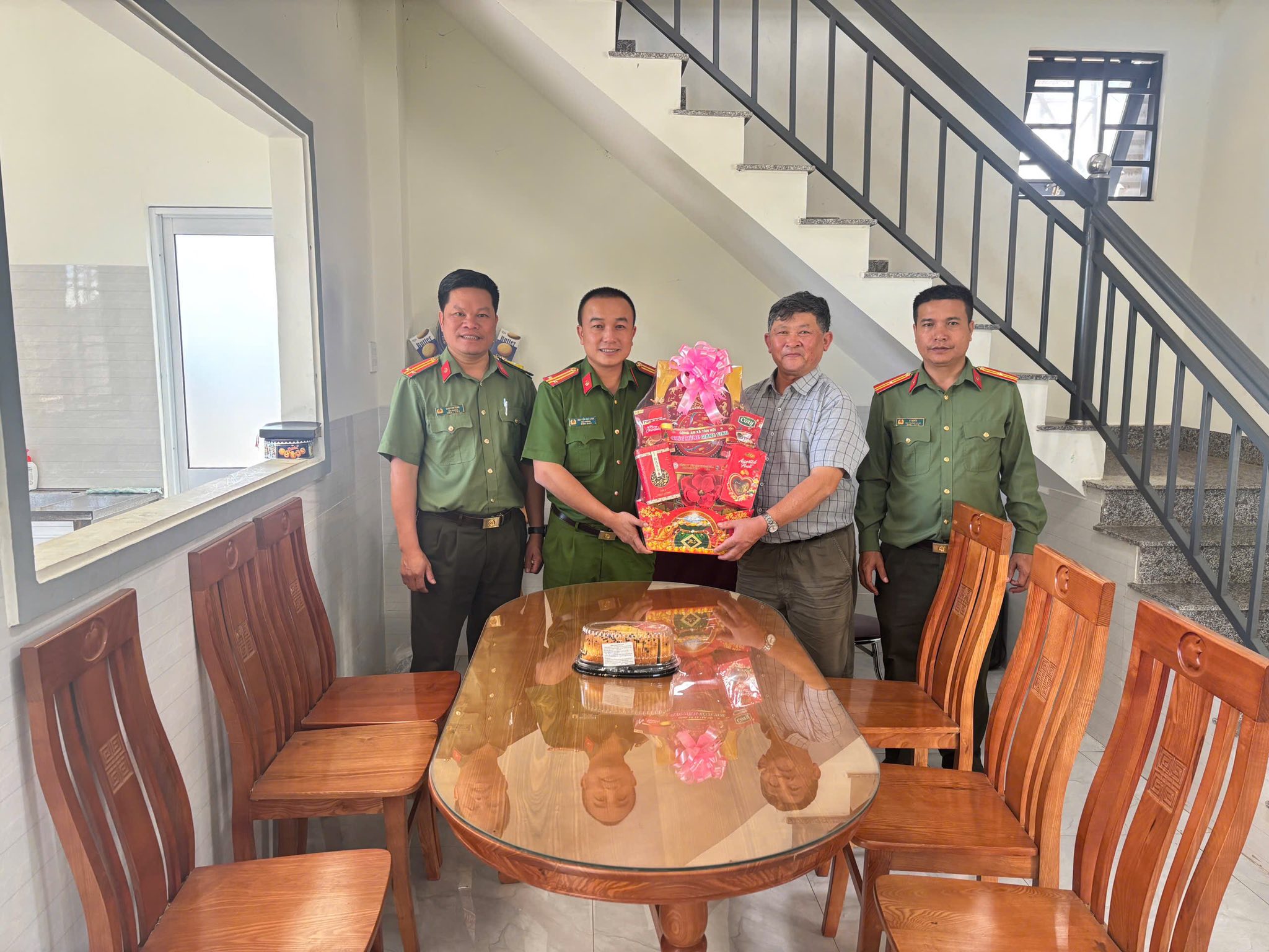 Công an xã Tân Hội tăng cường gặp gỡ, tiếp xúc già làng, người có uy tín trong dân tộc, tôn giáo phục vụ công tác đảm bảo ANTT tại địa bàn