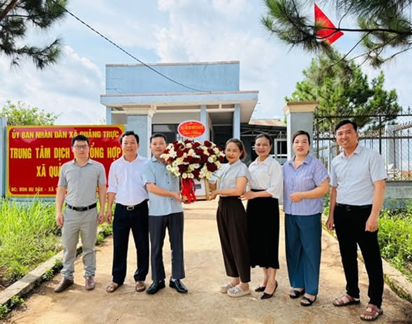 Đảng uỷ, HĐND, UBND, UBMTTQVN xã Quảng Trực thăm chúc mừng ngày Báo chí Việt Nam
