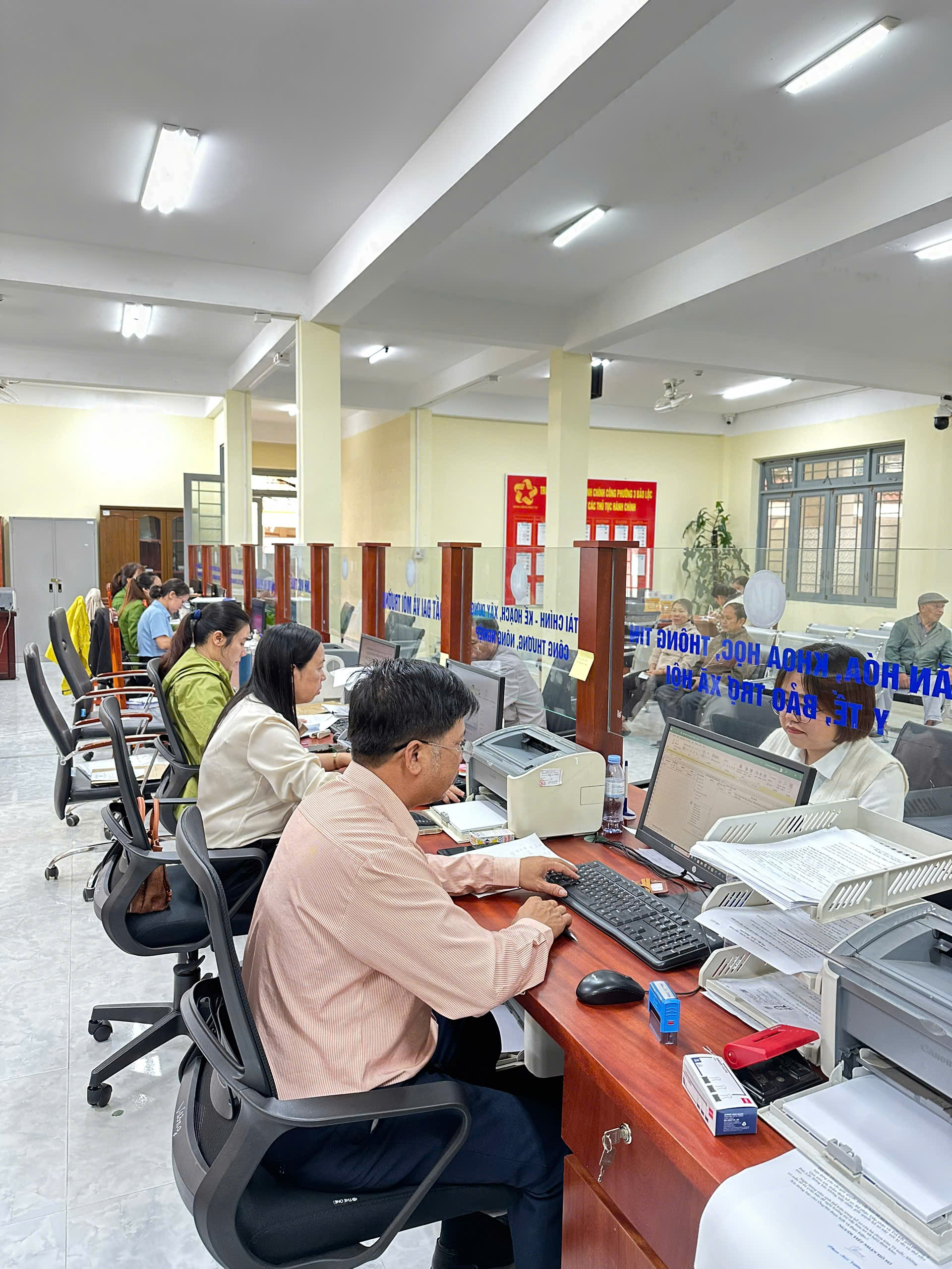 Danh sách công khai số điện thoại công chức được giao nhiệm vụ tiếp nhận hồ sơ, trả kết quả thủ tục hành chính tại Trung tâm Phục vụ hành chính công