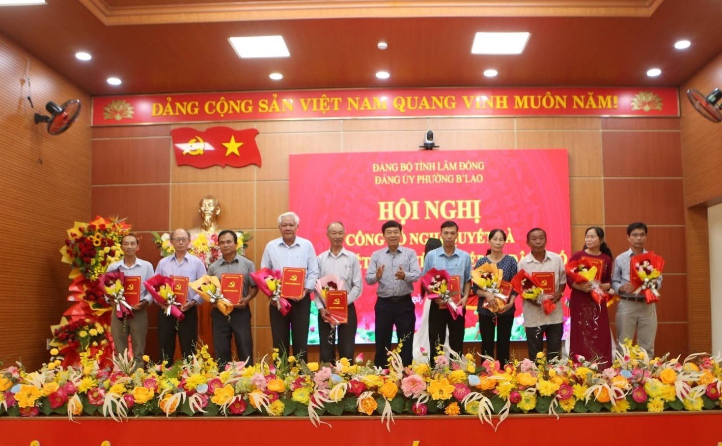 Đảng ủy phường B’Lao công bố các nghị quyết, quyết định về sắp xếp tổ dân phố và kiện toàn tổ chức ở cơ sở