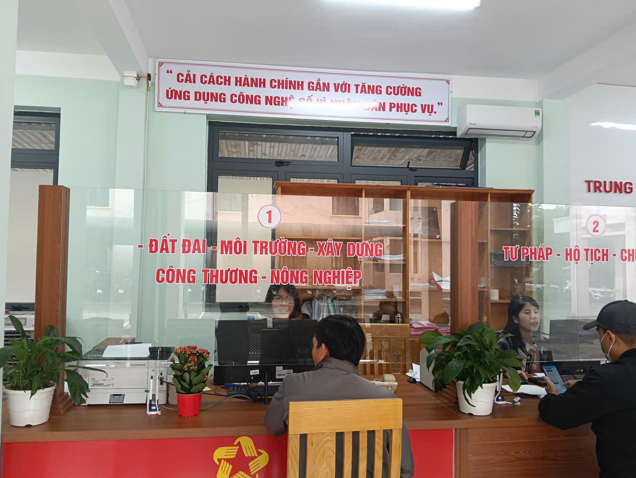 TRIỂN KHAI KHẨU HIỆU HÀNH ĐỘNG TRỌNG CÔNG TÁC CẢI CÁCH THỦ TỤC HÀNH CHÍNH TAI TRUNG TÂM PHỤC VỤ  HÀNH CHÍNH CÔNG XÃ ĐƠN DƯƠNG