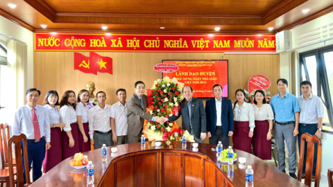 LÃNH ĐẠO HUYỆN CHÚC MỪNG NGÀY NHÀ GIÁO VIỆT NAM 20/11