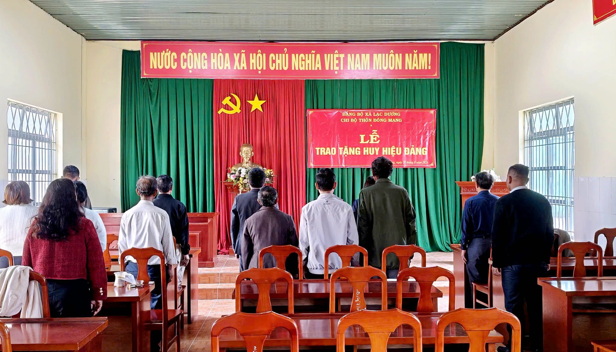 Đảng ủy xã Lạc Dương long trọng tổ chức Lễ trao tặng Huy hiệu Đảng đợt 2/9/2026