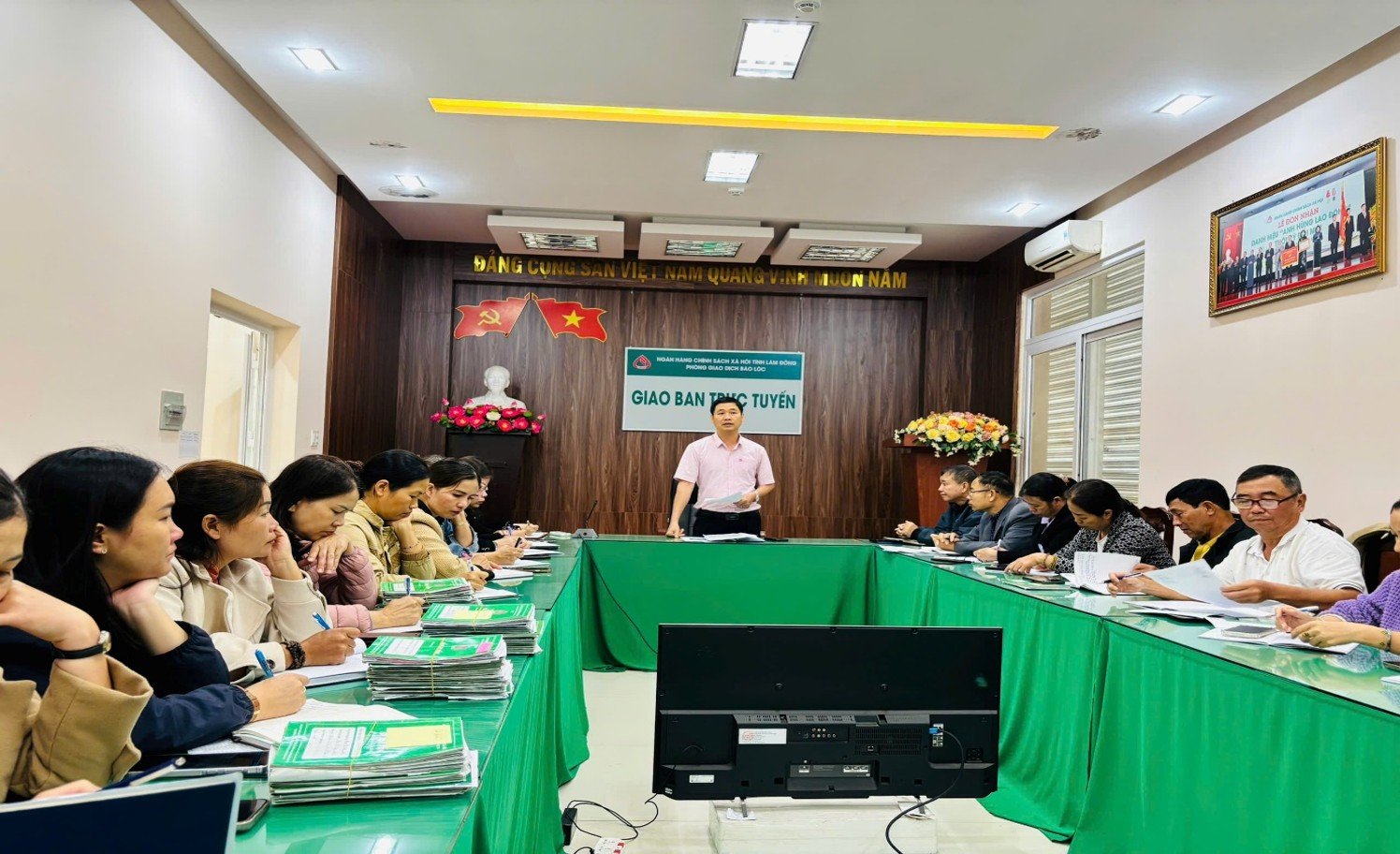 Phòng giao dịch NHCSXH Bảo Lộc phối hợp với các Hội đoàn thể Phường 3 Bảo Lộc triển khai thu nợ tự động, đẩy mạnh chuyển đổi số tín dụng chính sách