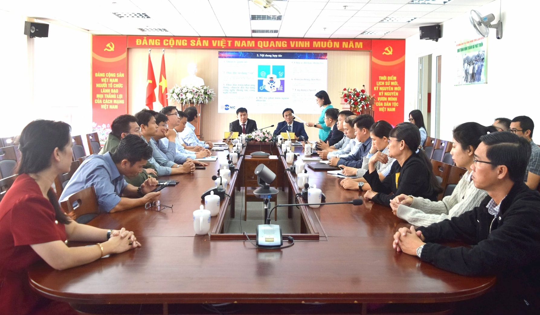 Ký kết hợp tác tăng cường quản lý và phát triển tài nguyên Internet tại Lâm Đồng