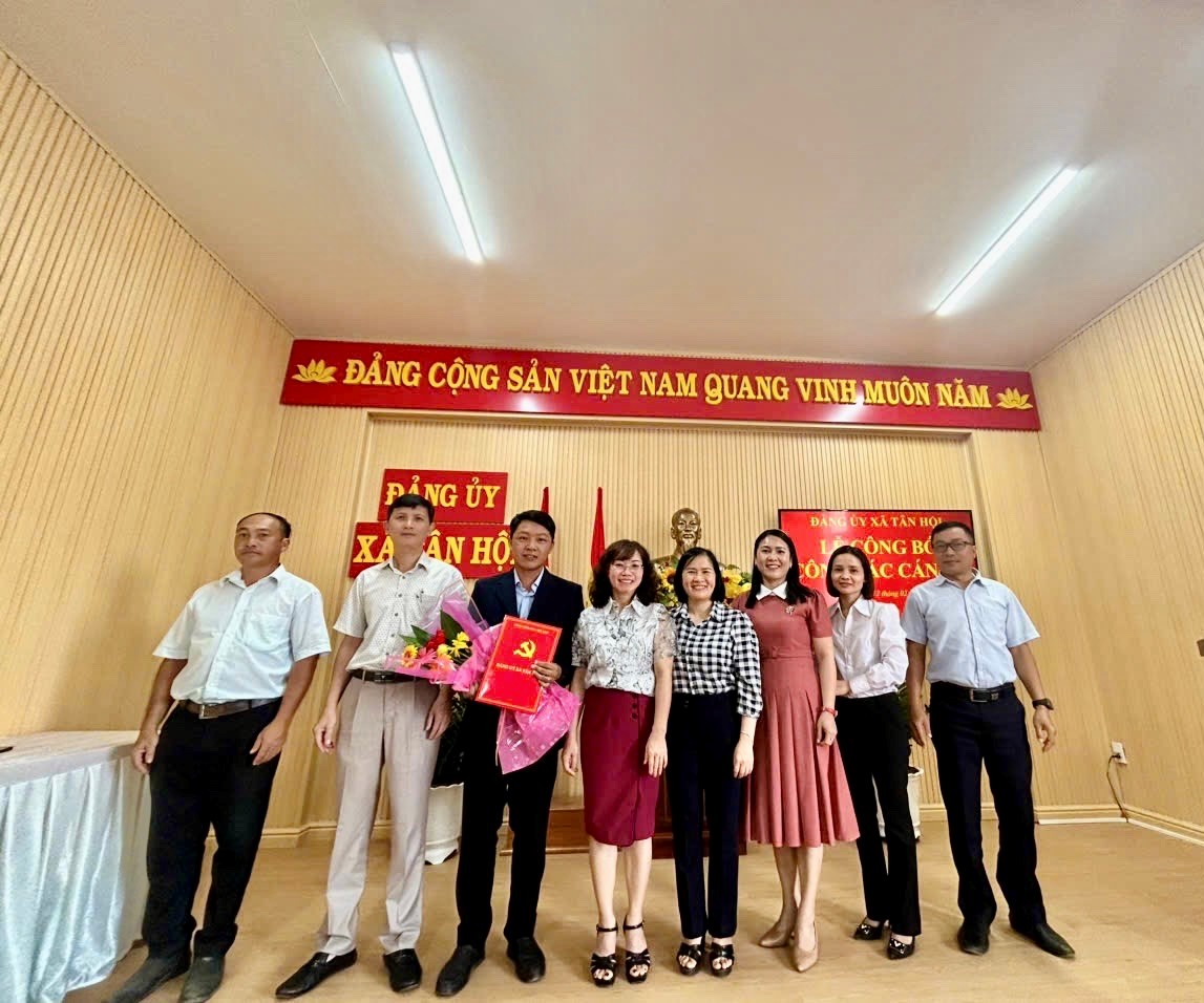 Đảng ủy xã Tân Hội công bố quyết định công tác cán bộ