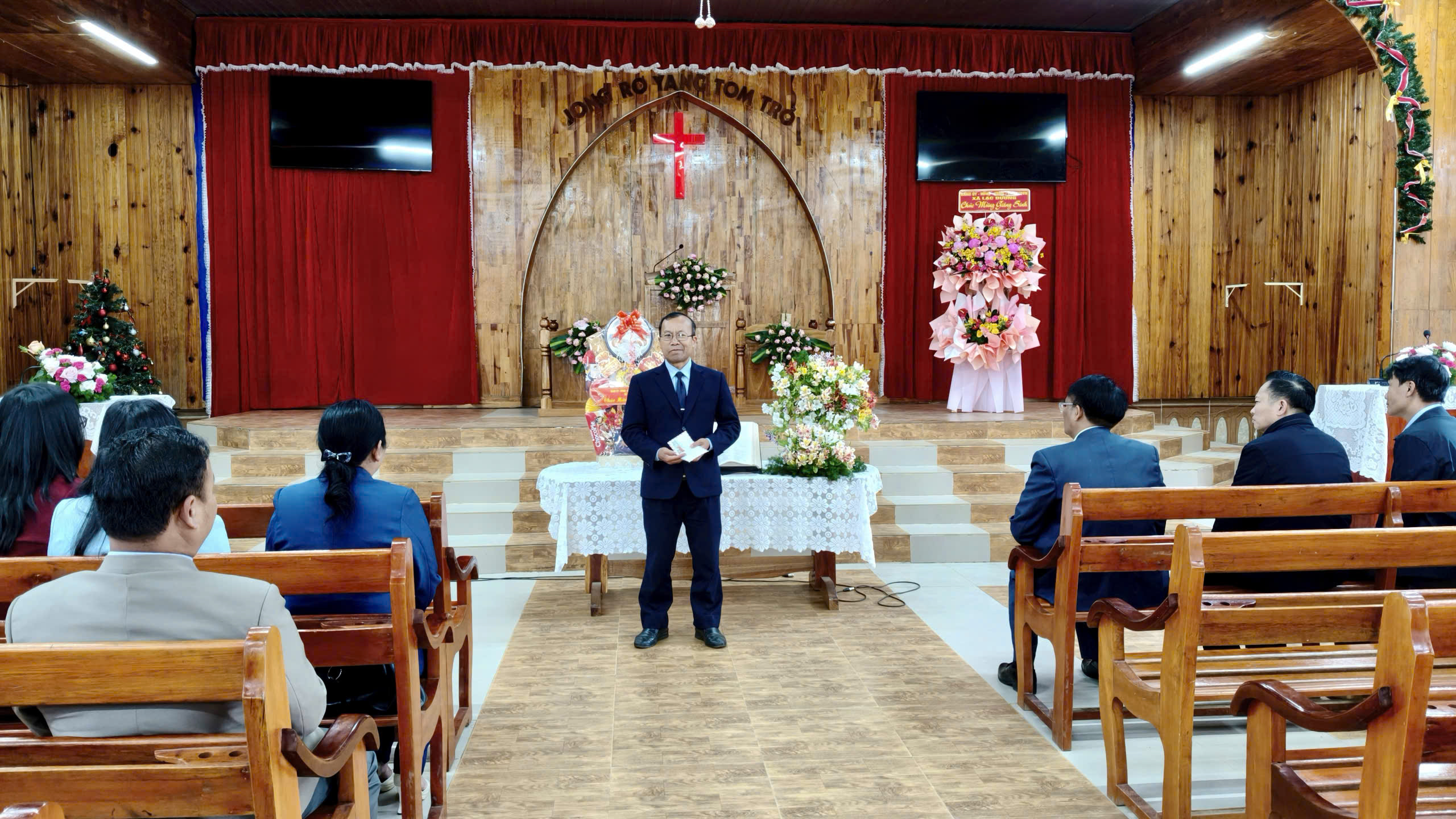 Thay mặt bà con giáo dân trên địa xã Lạc Dương, Đại diện các chức sắc tôn giáo đã cảm ơn Đảng và chính quyền địa phương đã quan tâm tạo điều kiện thuận lợi cho các cơ sở tôn giáo hoạt động