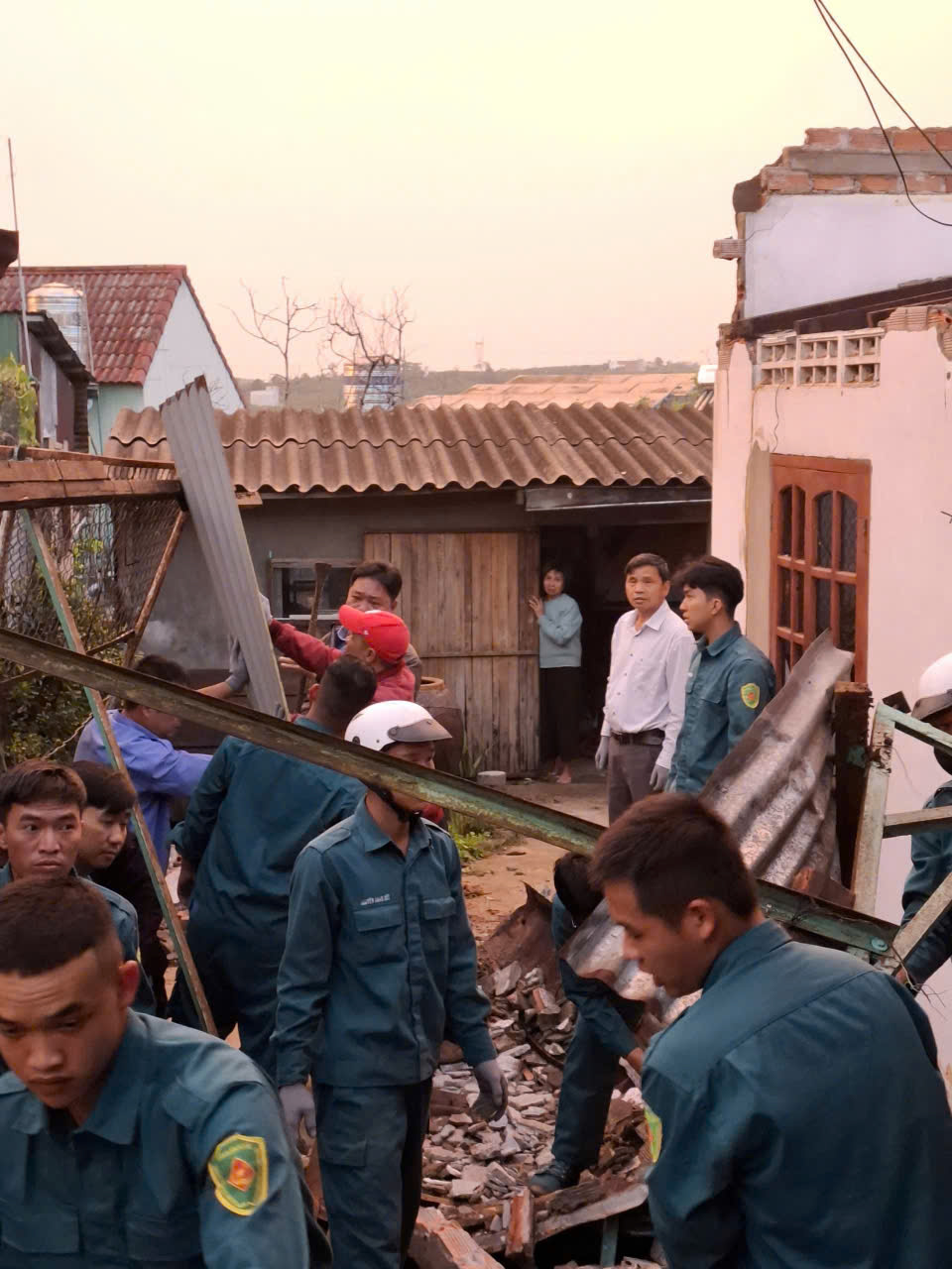 PHƯỜNG 2 BẢO LỘC KHẨN TRƯƠNG KHẮC PHỤC HẬU QUẢ MƯA LỚN, GIÓ LỐC