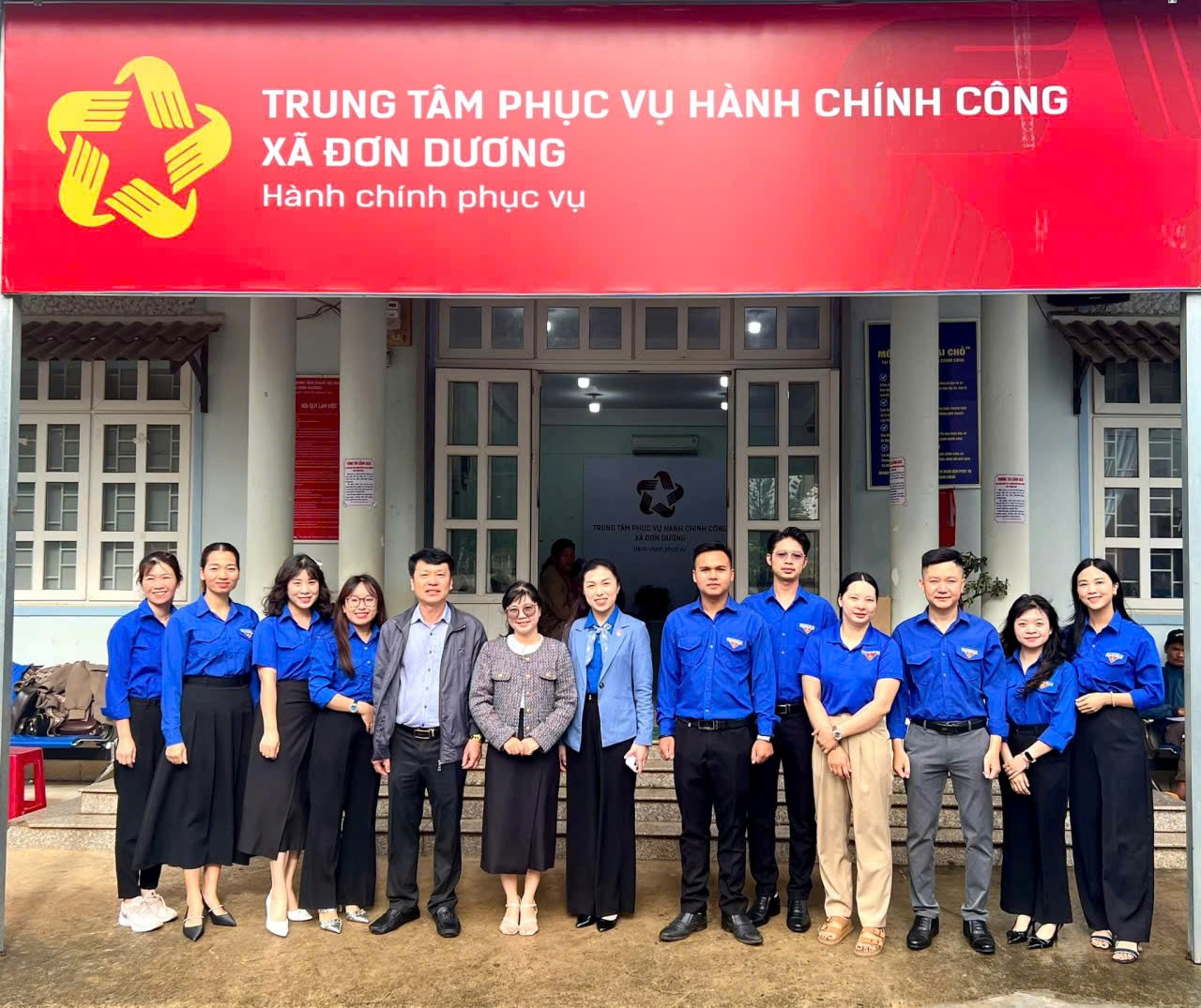 THƯỜNG TRỰC TỈNH ĐOÀN ĐẾN THĂM ĐỘI HÌNH THANH NIÊN TÌNH NGUYỆN HỖ TRỢ TRUNG TÂM PHỤC VỤ HÀNH CHÍNH CÔNG XÃ ĐƠN DƯƠNG