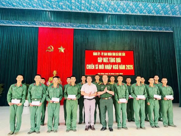 ĐOÀN CÔNG TÁC XÃ ĐĂK SĂK THĂM, TẶNG QUÀ CHIẾN SỸ NHẬP NGŨ TẠI TRUNG ĐOÀN BỘ BINH 984.